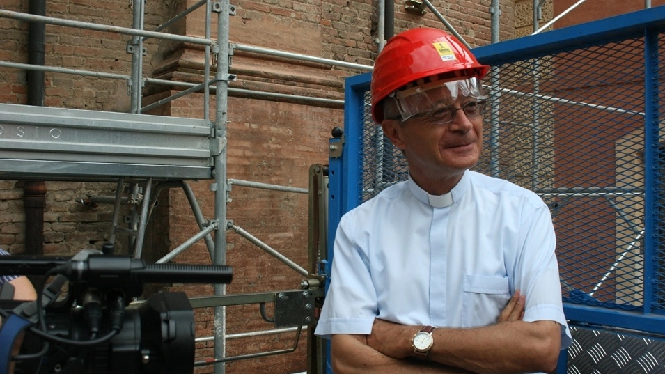 Il vescovo Francesco Cavina fotografato su uno dei ponteggi durante il cantiere di ricostruzione del Duomo