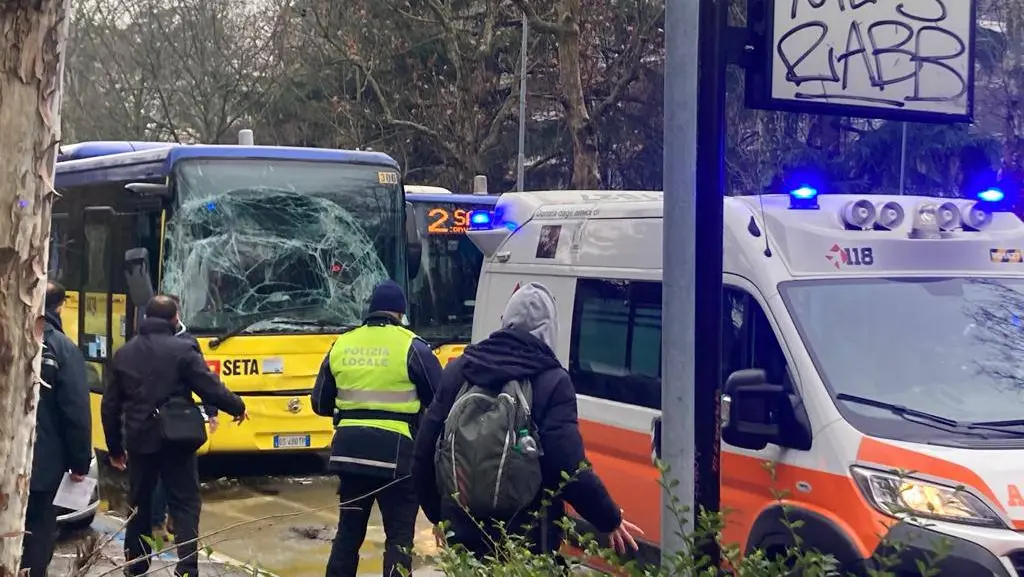 I soccorsi dopo lo scontro tra autobus a Modena