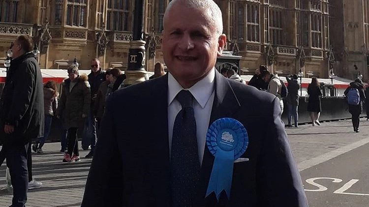 Rino Siconolfi ieri davanti al parlamento inglese di Westminster