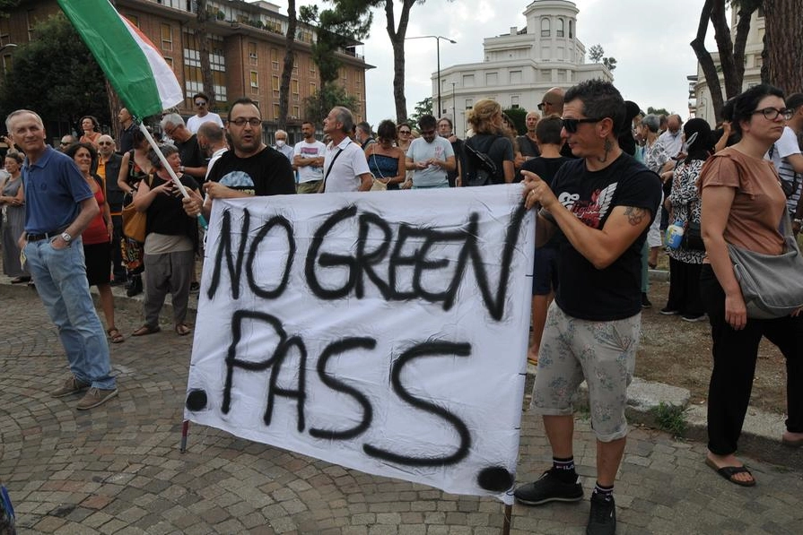 Una delle manifestazioni contro il green pass in regione