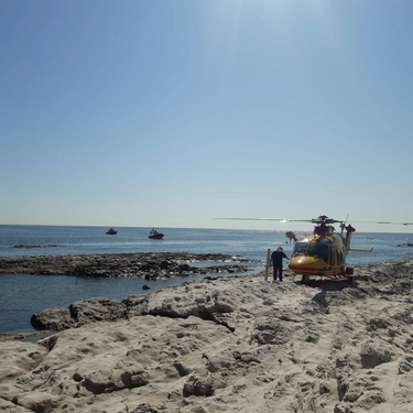 Passetto di Ancona, donna folgorata in spiaggia e uomo ustionato mentre la soccorre