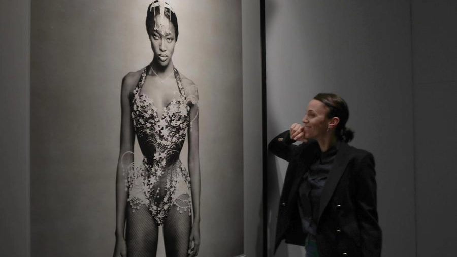 Il fotografo ha donato due suoi celebri ritratti scattati alle modelle Kate Moss e Naomi Campbell: "Voglio fare altre cose per la mia città"