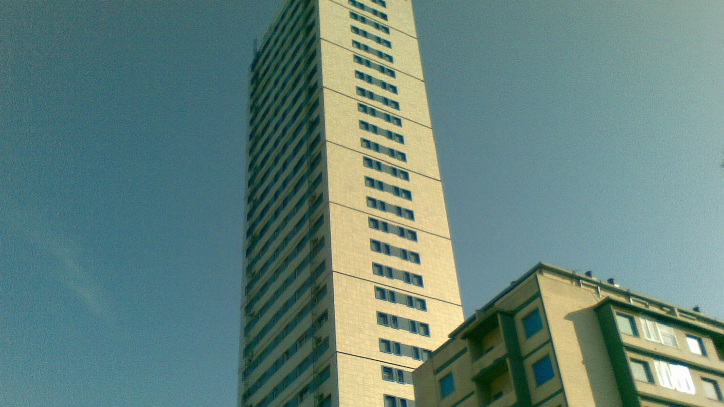 Il grattacielo di Cesenatico (foto Mascellani)