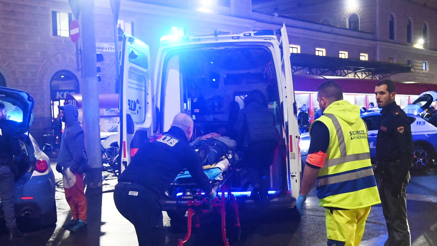Il nordafricano ferito alla testa viene caricato in ambulanza