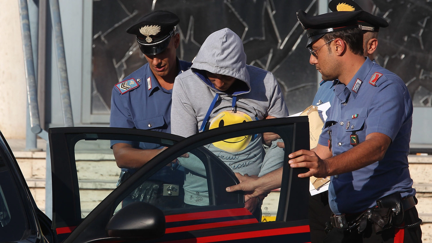 Il tunisino portato via dai  carabinieri (foto Zani)
