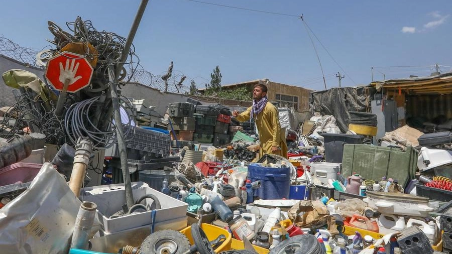 Montagna di rifiuti fuori dalla base aerea di Bagram lasciata dagli Usa