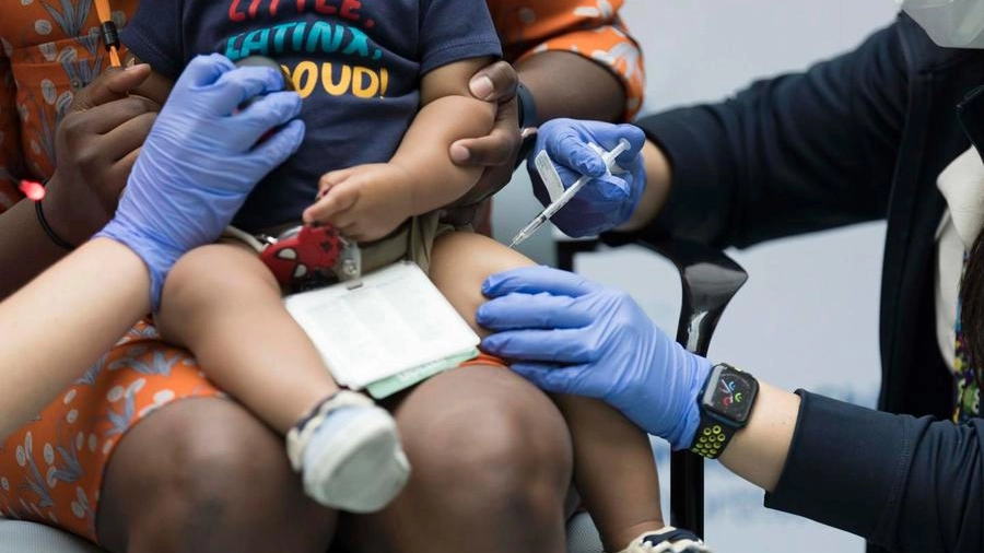 Un bambino viene vaccinato contro il Covid (Ansa)