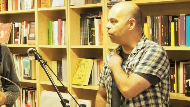Beppe Marchetti, 40 anni, durante una presentazione nella sua libreria