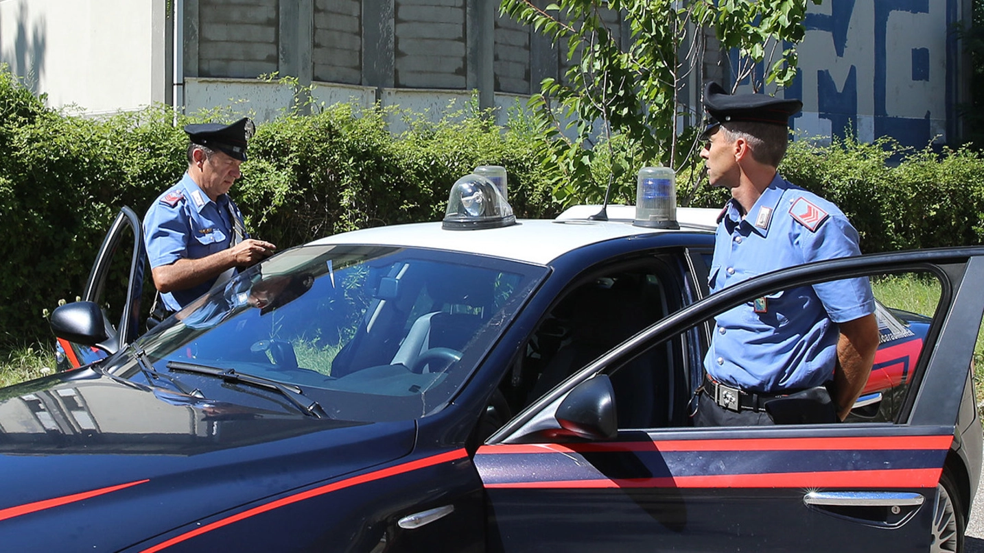 I carabinieri stanno cercando il presunto assassino