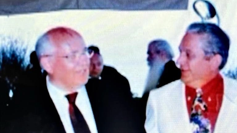 Il leader sovietico Michail Gorbaciov con lo chef Alceo Rapa
