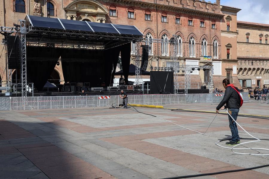 Bologna, allestimento del palco in Piazza Maggiore