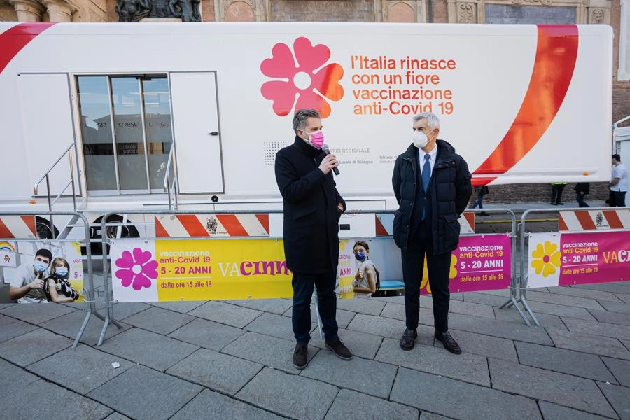 Matteo Lepore e Paolo Bordon in piazza per dare il via al camper vaccini (Foto Schicchi)