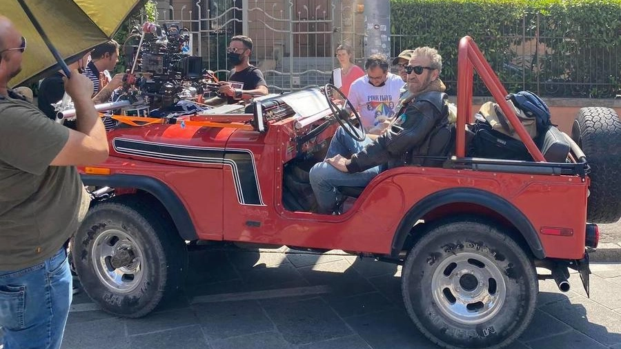 Marco Giallini, sulla jeep, sul set de ‘La mia ombra è tua’ a porta Mazzini
