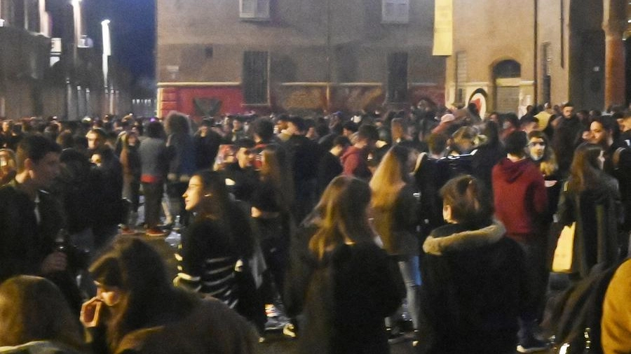 Piazza Verdi invasa dai ragazzi nella serata del primo maggio. Molti senza mascherina
