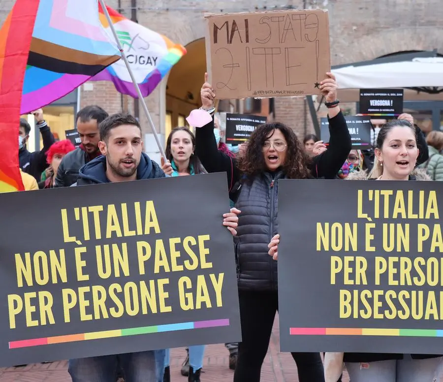 Raid omofobo a Ferrara, vittime sentite in questura. Caccia ad altre immagini