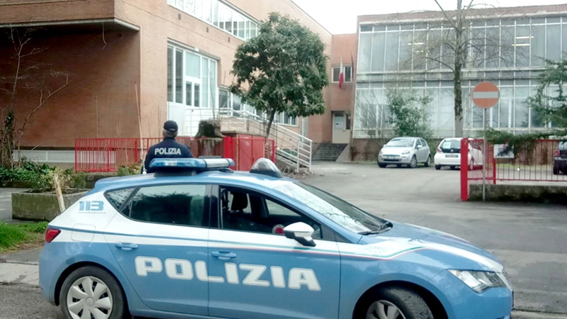 la volante del commissariato di polizia di Faenza davanti l'istituto dove si teneva l'esam