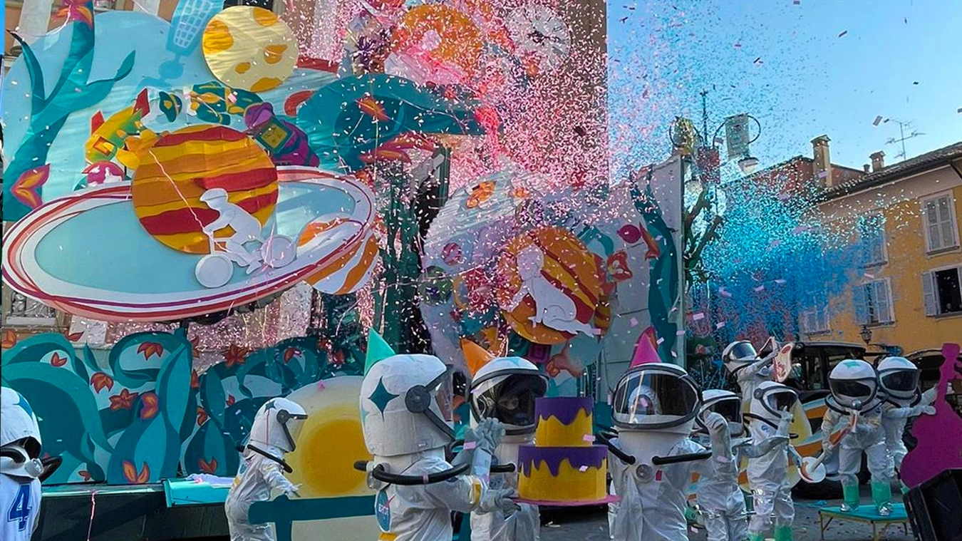 La tradizionale sfilata dei carri al Carnevale di San Giovanni in Persiceto