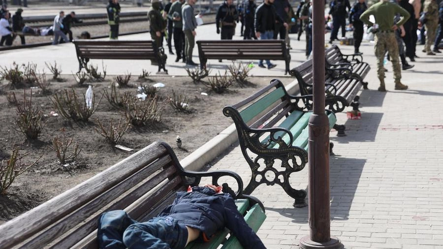Il cadavere di una giovane vittima dell’attentato alla stazione di Kramatorsk 