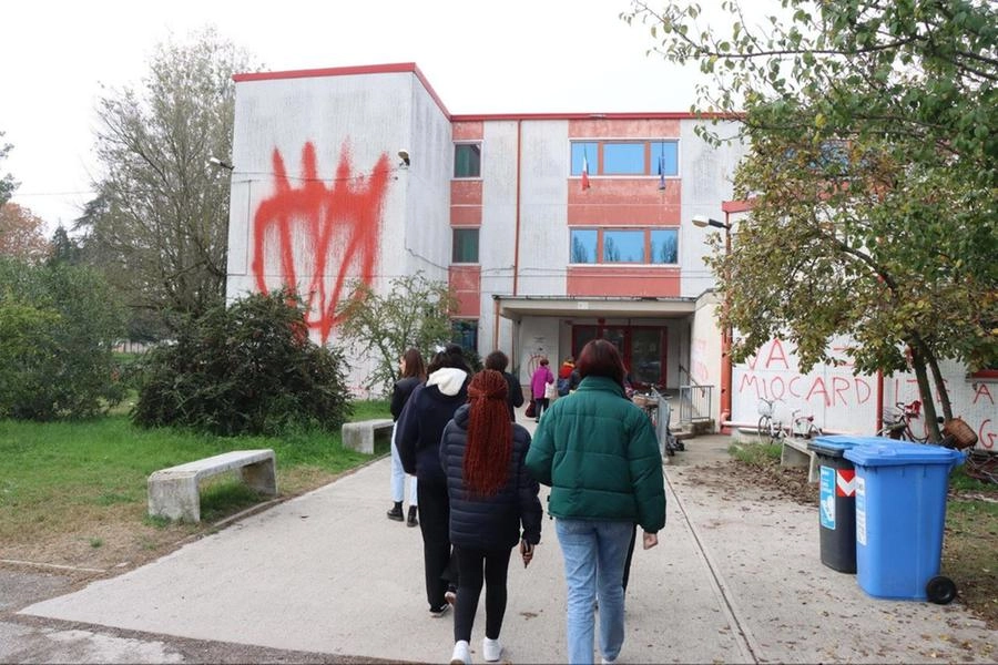 Il liceo sociale Carducci a Ferrara imbrattato dalle scritte No Vax 