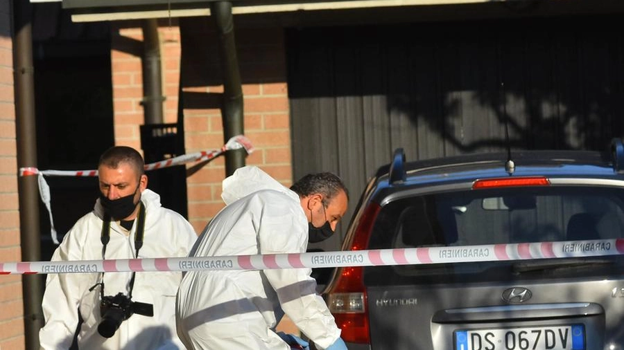 Il personale dei carabinieri alla ricerca di prove nell’abitazione della famiglia Eletti