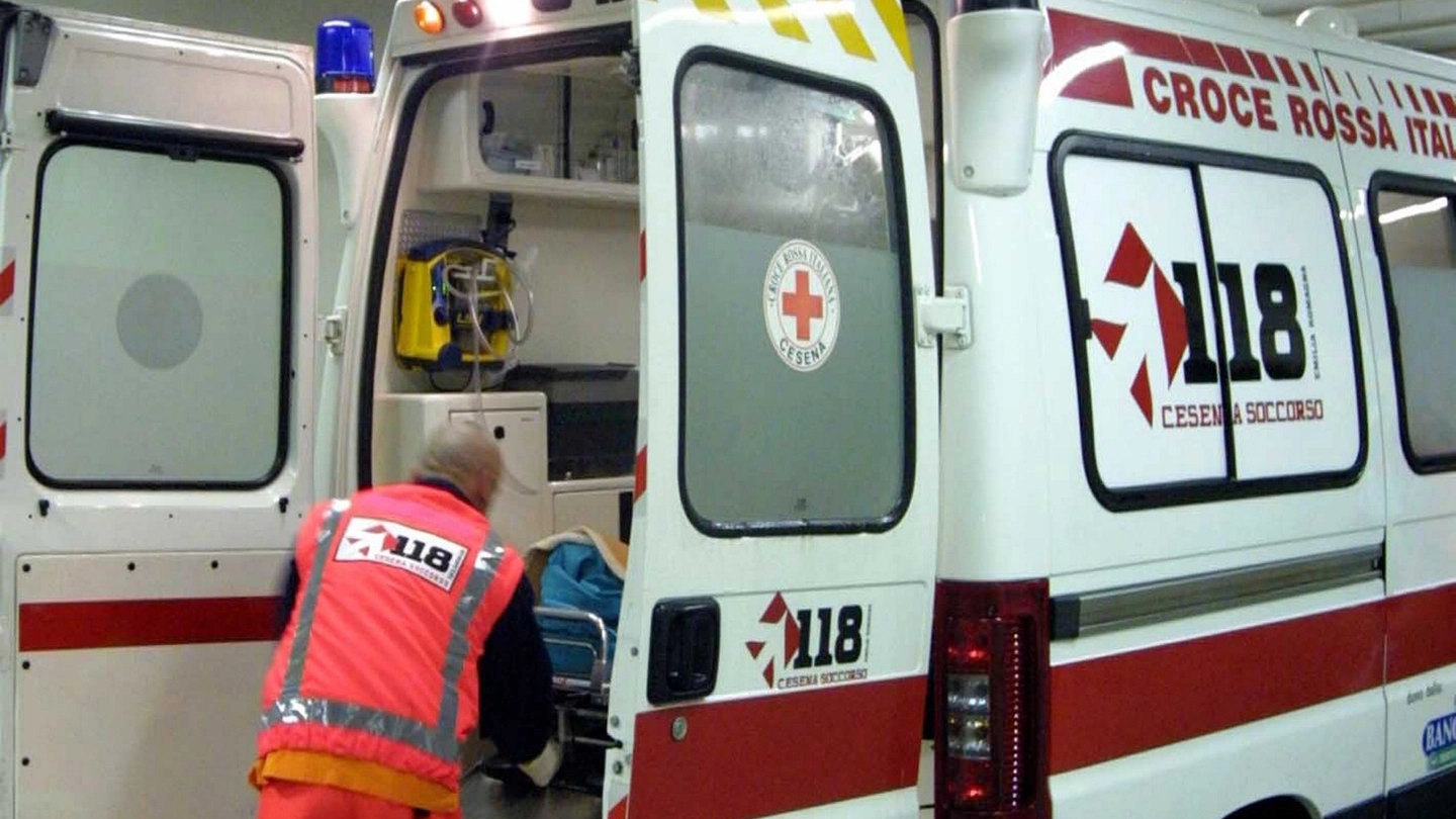 Sul posto è intervenuta l’ambulanza del 118, il ferito è stato trasportato al Bufalini dove è ricoverato in rianimazione