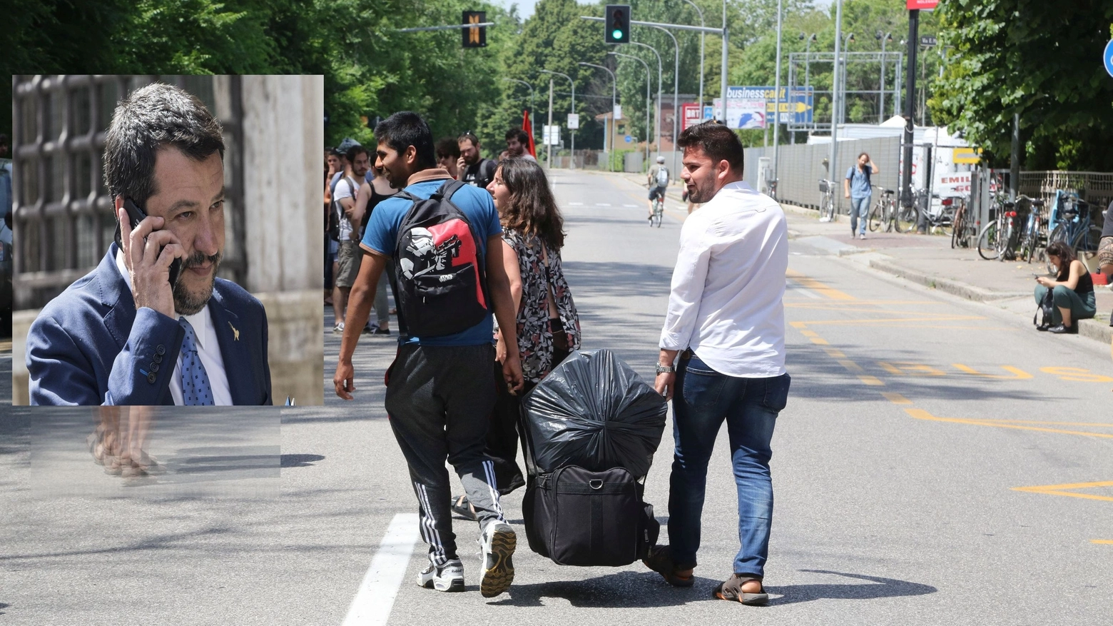 Immigrati se ne vanno dall'hub di via Mattei, nel riquadro Matteo Salvini