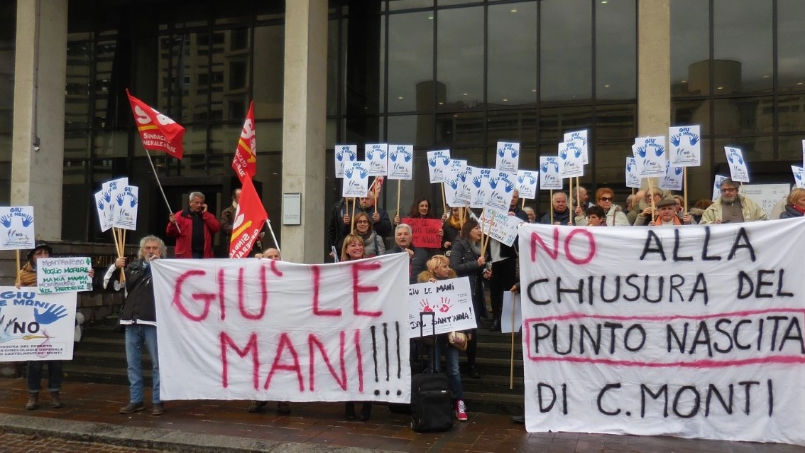 La protesta delle ‘Cicogne’ in Regione contro la chiusura del punto nascite a Castelnovo Monti