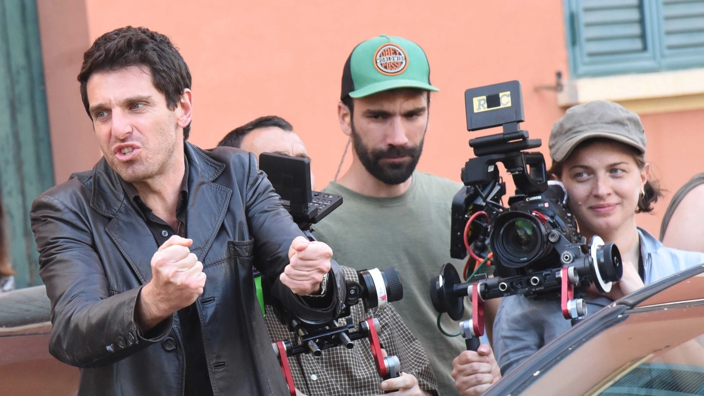 Giampaolo Morelli durante le riprese di Coliandro a Bologna