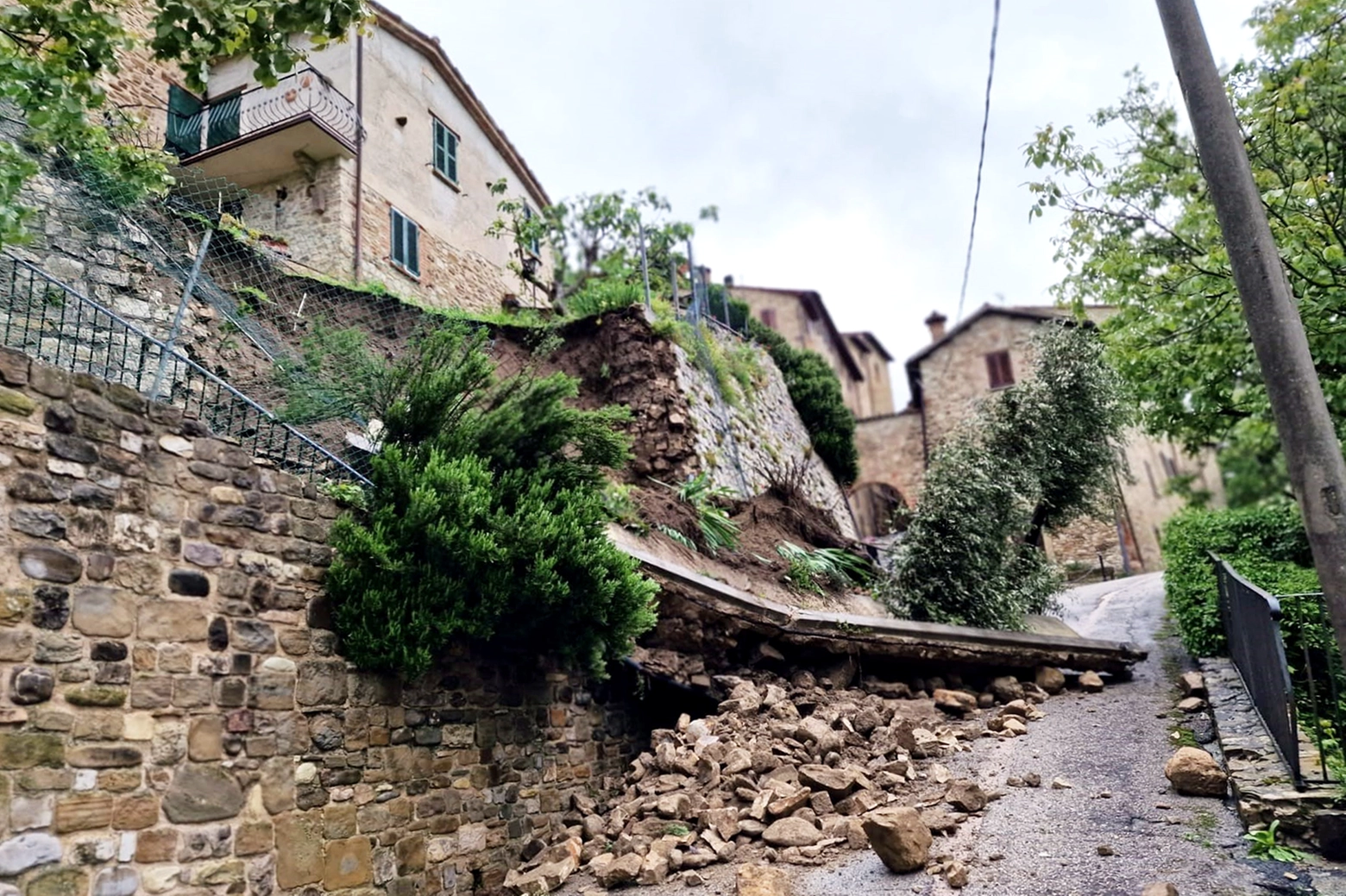 Crollo di un muro lungo la via d'accesso al castello antico, a Macerata Feltria