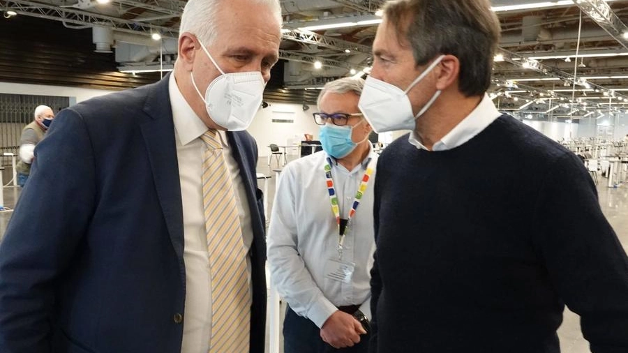 Eugenio Giani con il responsabile della campagna vaccinale Asl Renzo Berti