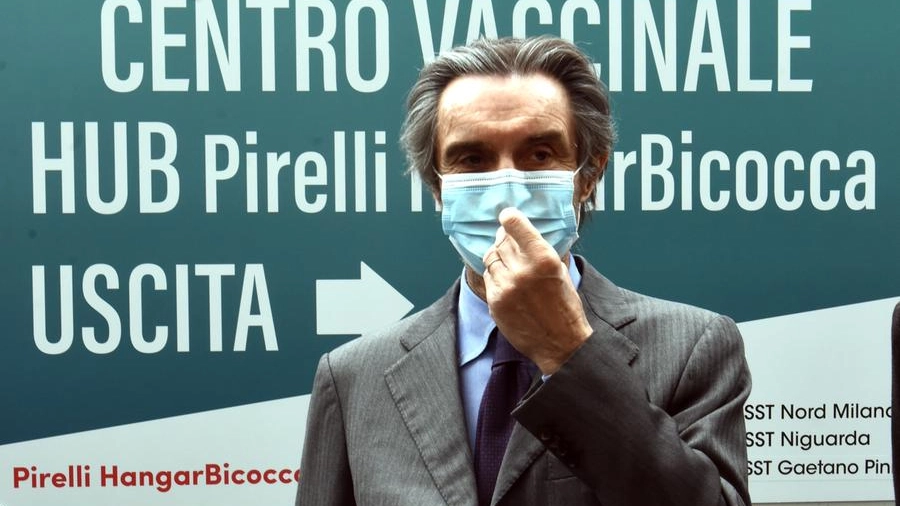 Il governatore lombardo Attilio Fontana visita l'hub vaccinale all'Hangar Bicocca