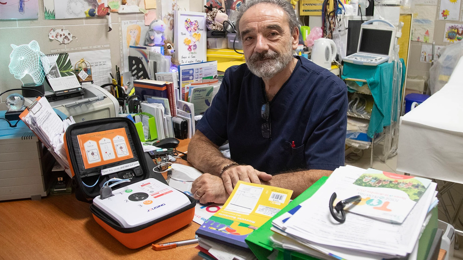 Il pediatra Lamberto Reggiani: “Le ho praticato il massaggio cardiaco per otto minuti, poi è arrivata l’ambulanza”. E lancia un appello: “Servono più defibrillatori, anche nei condomini”
