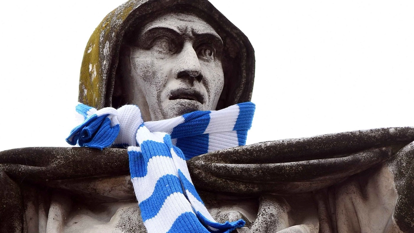 La statua del Savonarola con la sciarpa della Spal, asportata la notte scorsa da un musicista ‘busker’