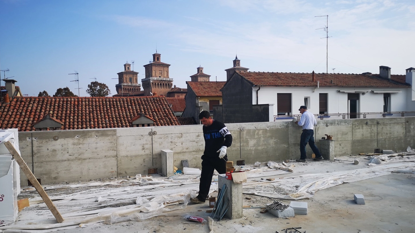 Gli operai al lavoro sul tetto del parcheggio multipiano di via Borgoricco: il Castello è bene in vista