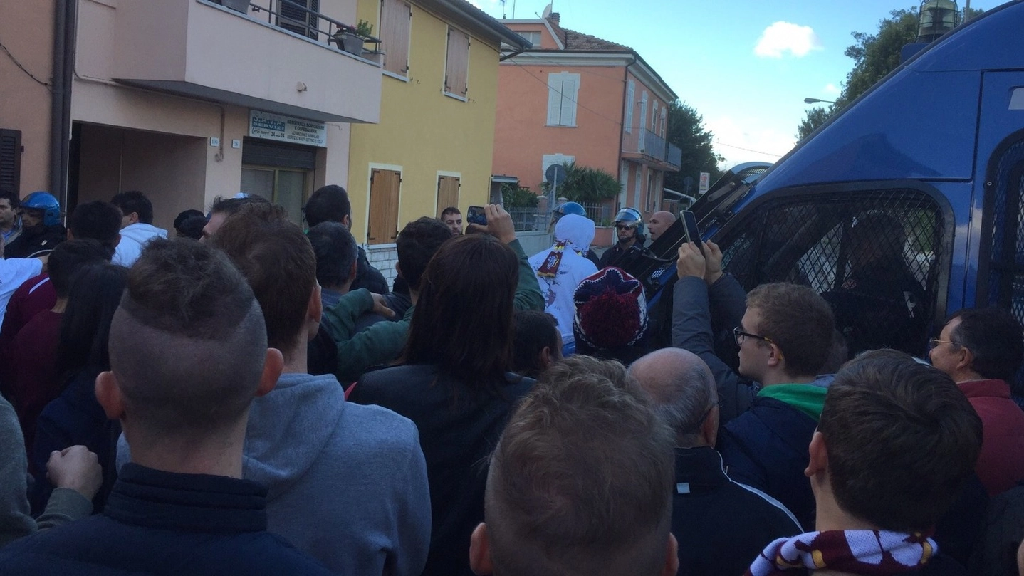 Tifosi del Fano trattenuti dalla Polizia fuori dello stadio ‘Mancini’
