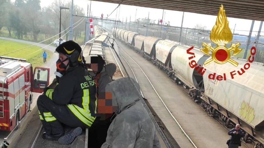 Migranti, viaggio di 30 ore in treno merci: stremati, i due erano in un vagone di cereali