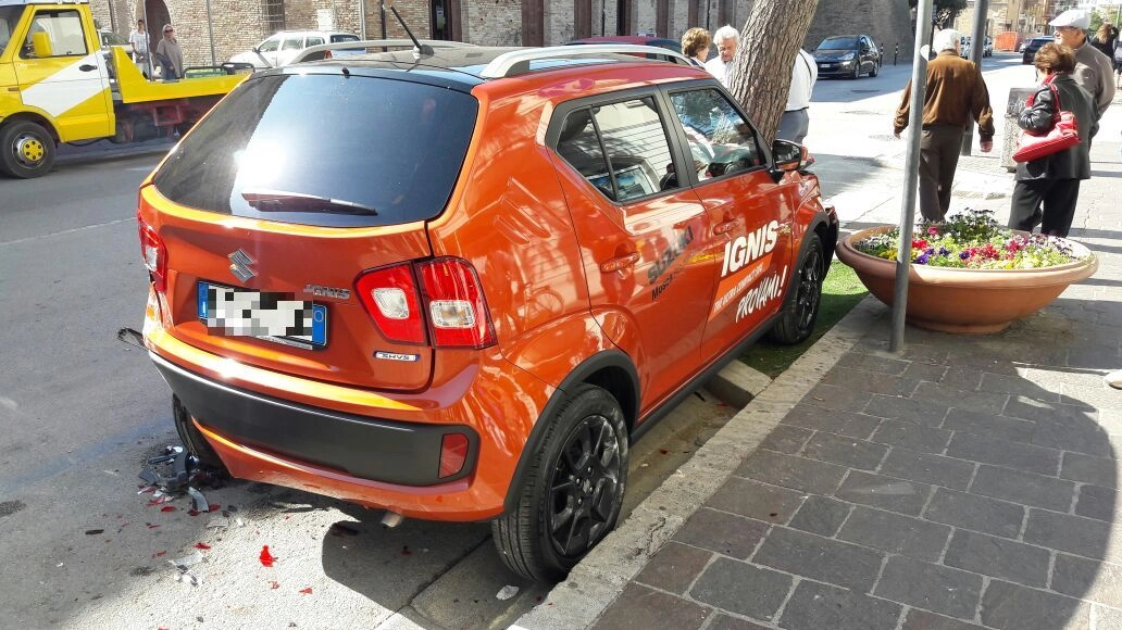 Porto Recanati, l'auto parcheggiata coinvolta nello schianto