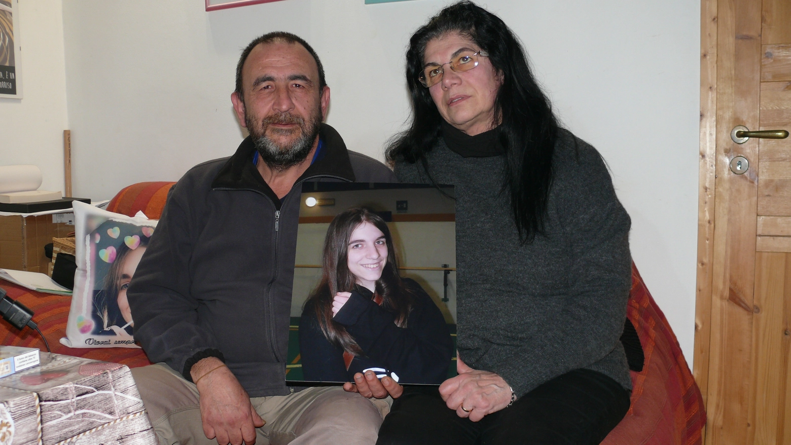 La famiglia Gualzetti con una foto di Chiara