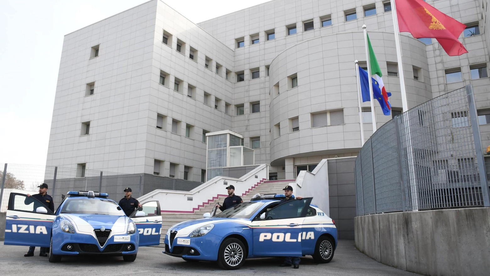 le volanti della Polizia di Stato davanti la Questura di Rovigo