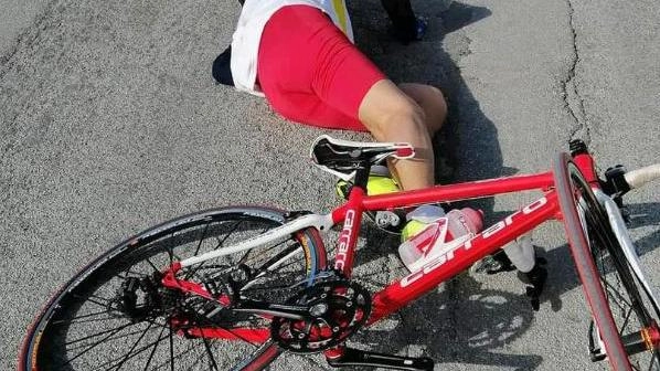 Il ciclista è stato soccorso dagli amici che erano con lui (foto di repertorio)
