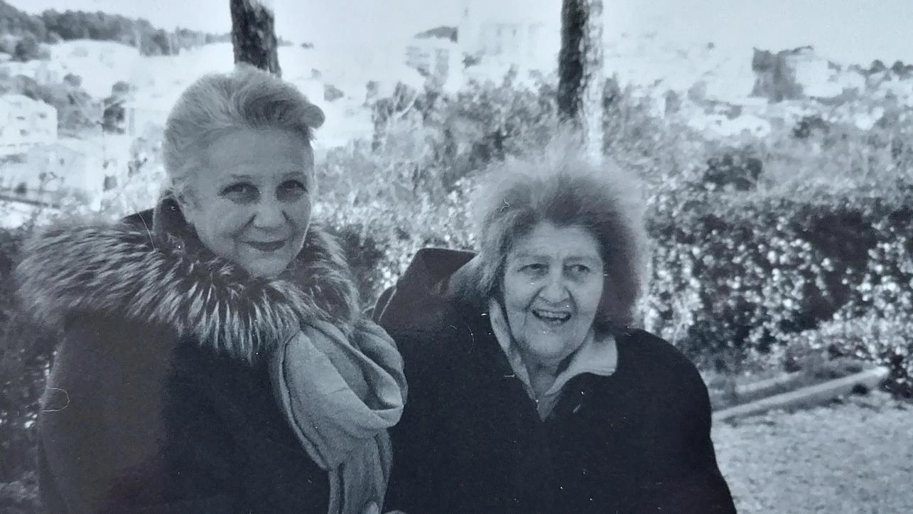 Dina Catalucci (a destra) in una foto di diversi anni fa. La donna ha lasciato una ricca eredità di cui ora si occuperà il Comune