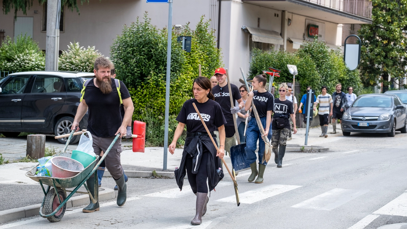 I volontari che puliscono le strade e le case a Faenza (foto Corelli)