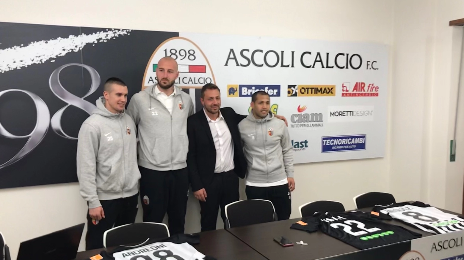 Il direttore sportivo Antonio Tesoro con Andreoni, Milinkovic-Savic e Iniguez