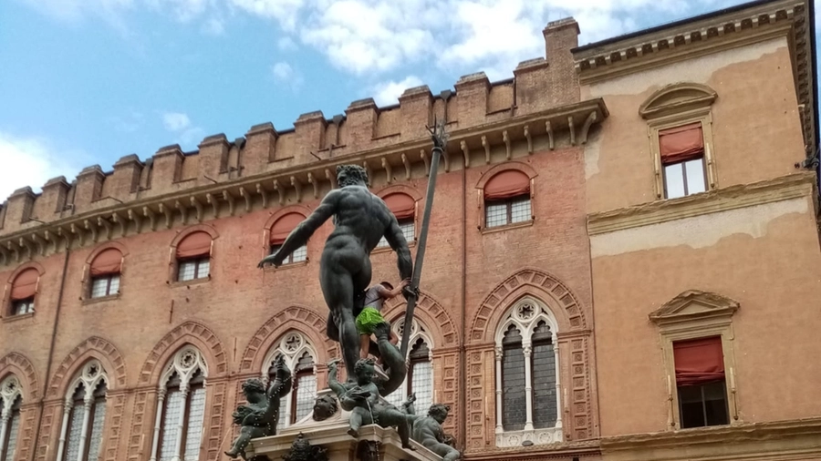 L'uomo che è salito sulla Fontana del Nettuno a Bologna 