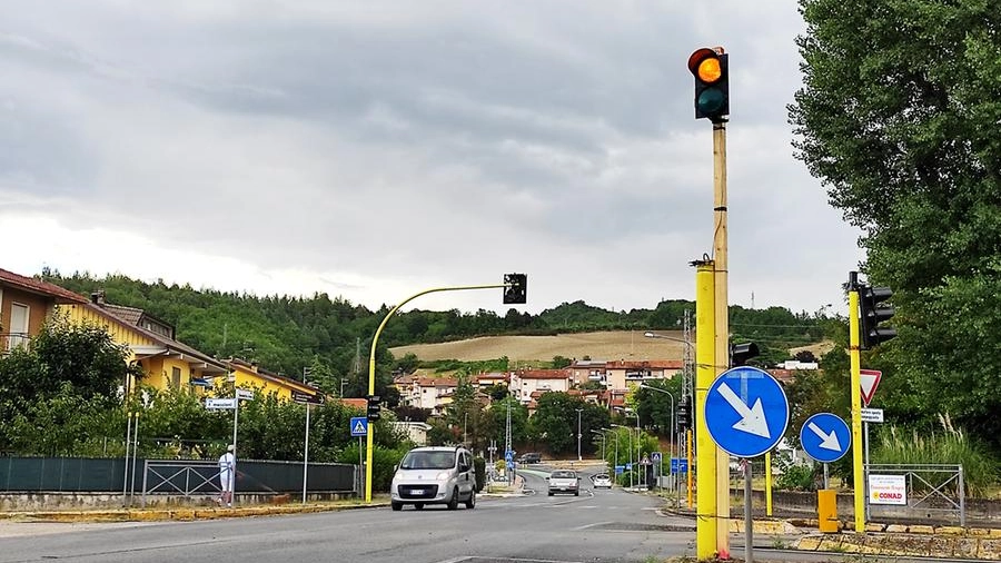 La base del semaforo caduto a Fermignano e rimpiazzato da un sistema temporaneo