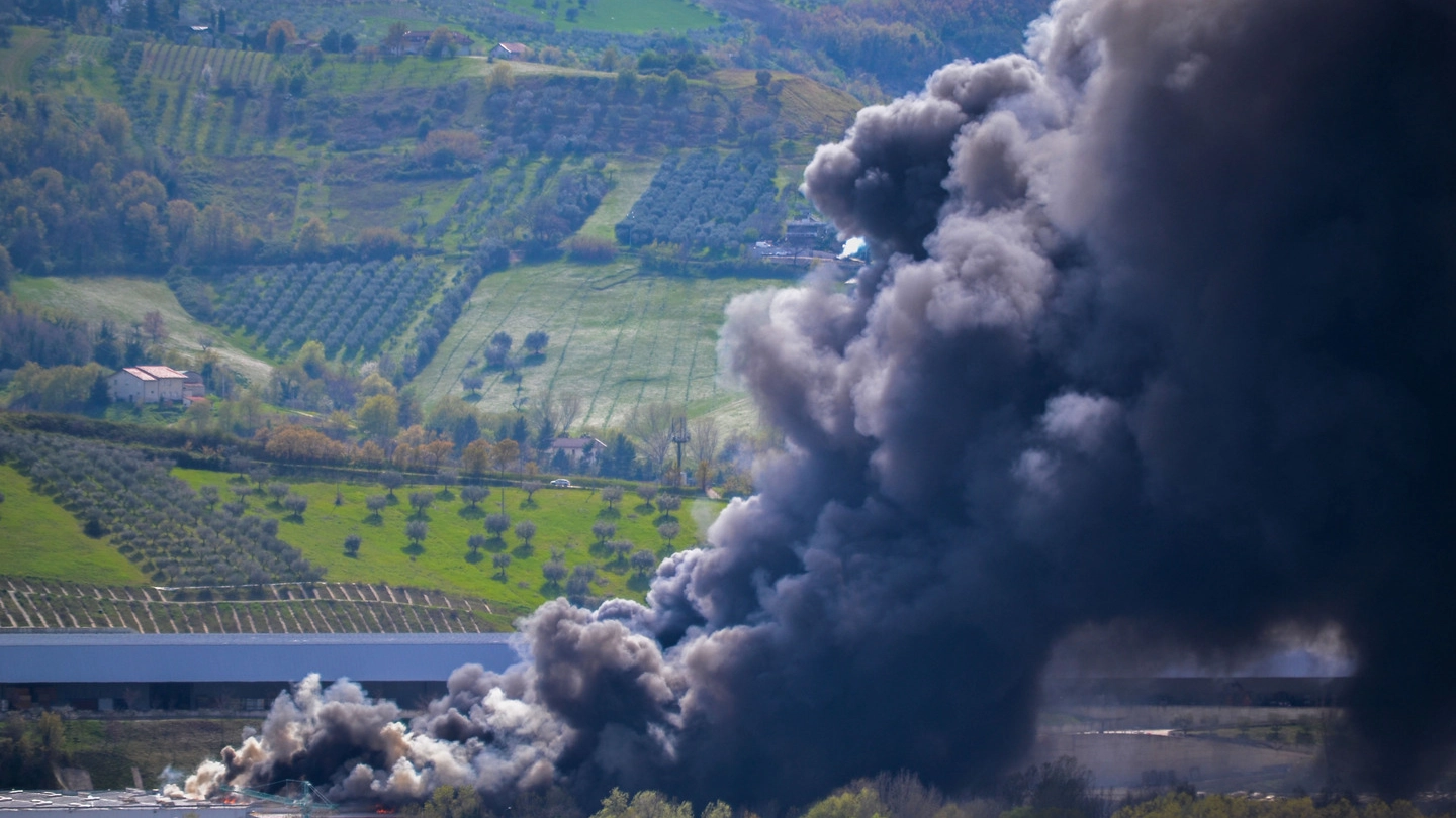 L’incendio all’Italpannelli e la gigantesca nube di fumo (Foto di Mary Ansia)