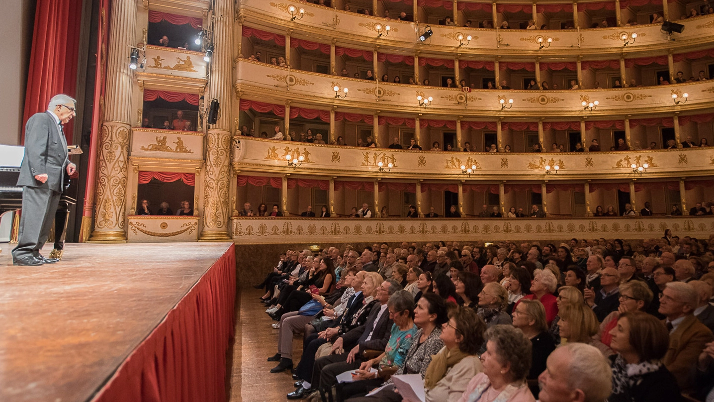 La serata dedicata a Pavarotti (foto di Rolando Paolo Guerzoni - Teatro Comunale di Modena)