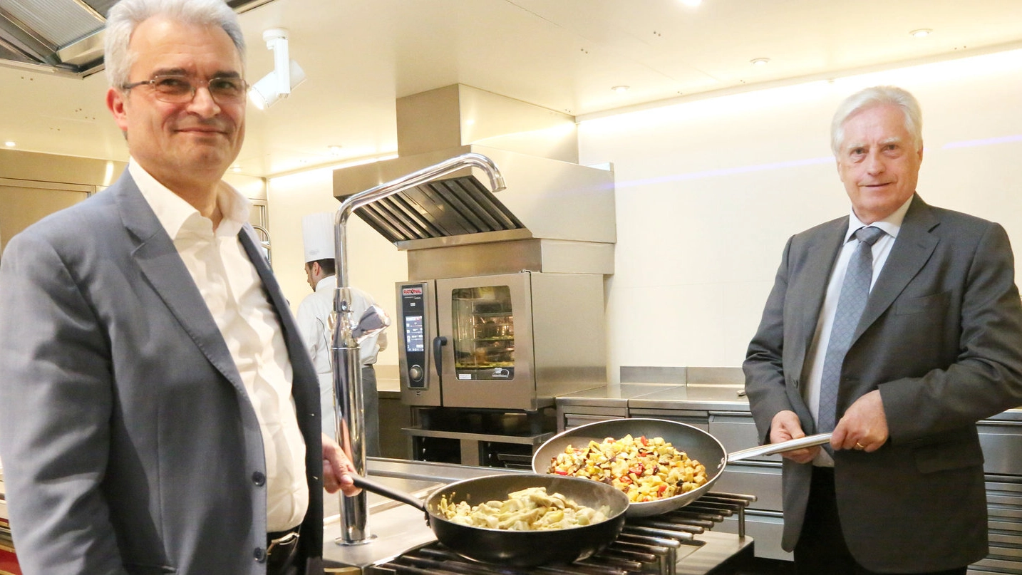 Il direttore generale di Orogel Giancarlo Foschi e l’amministratore delegato Bruno Piraccini (a sinistra) nella Cucina Salute e Benessere, all’interno dello stabilimento di Pievesestina di Cesena