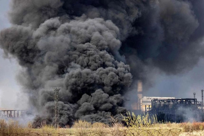 Fumo dalla raffineria di Lysychansk, a nord di Donetsk (Ansa)