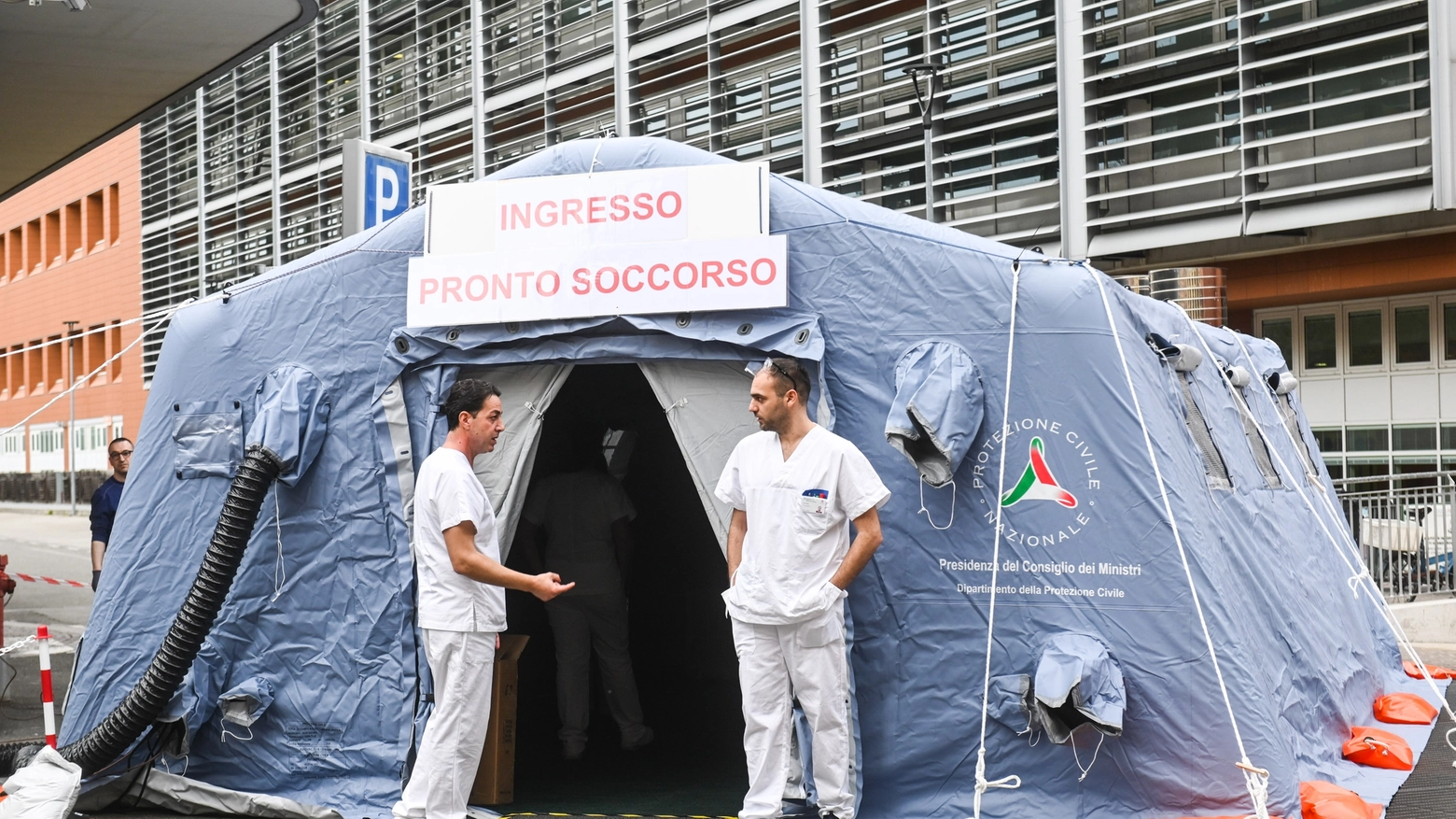 Emergenza coronavirus, tenda pronto soccorso al Sant'Orsola (Foto Schicchi)